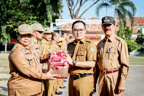 Pembagian bendera RI